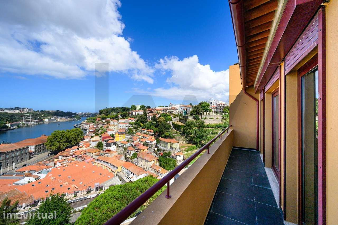 Apartamento T3 Duplex, para venda, nas Virtudes, com vista rio - Grande imagem: 3/33