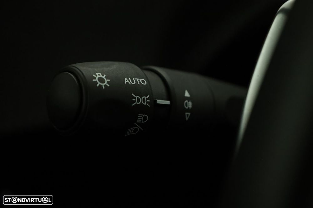 Peugeot 2008 1.2 PureTech Allure EAT8 - 17