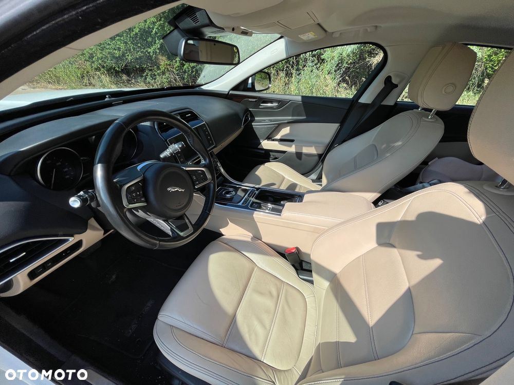 Jaguar XE 2.0 T Prestige - 17