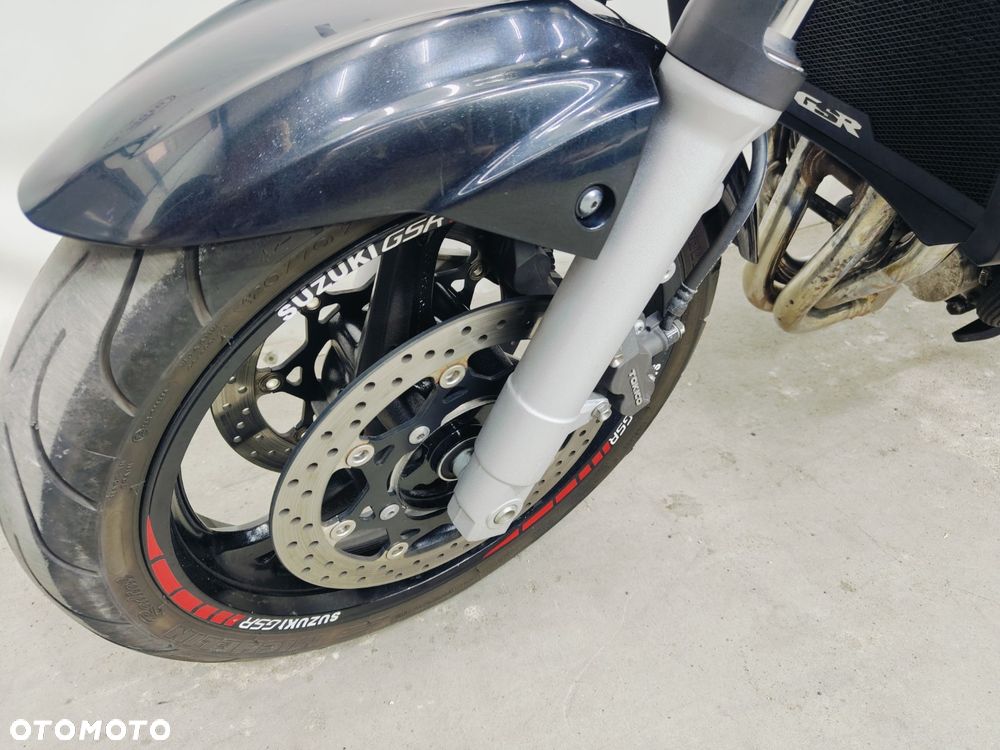 Suzuki GSR - 19