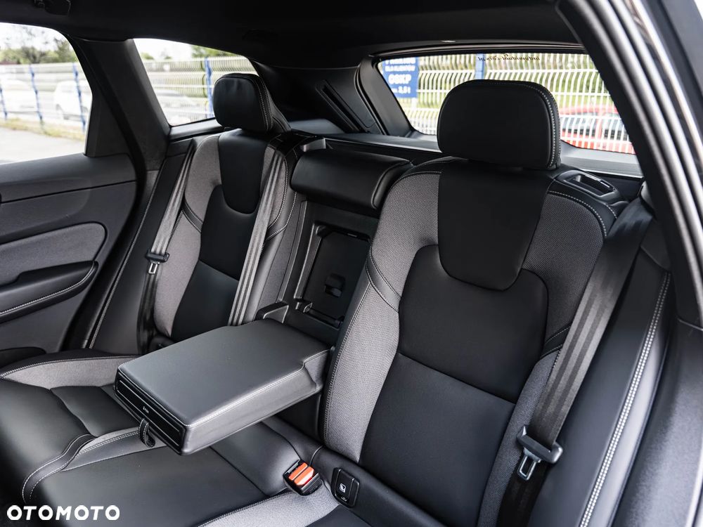 Volvo XC 60 B4 D Plus Dark - 26