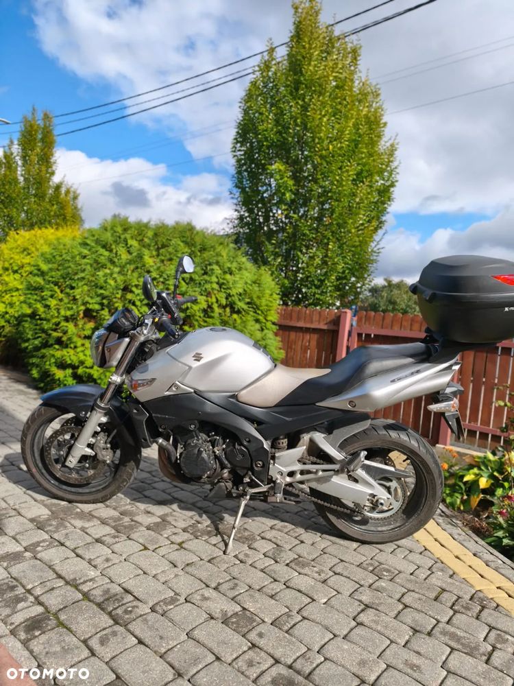 Suzuki GSR - 10