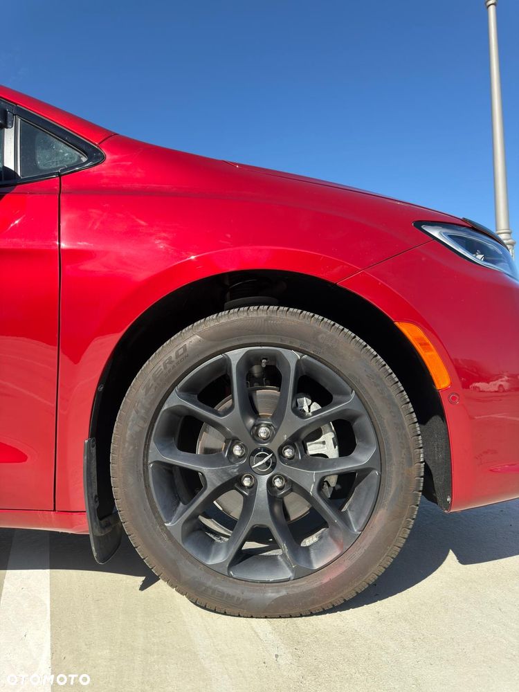 Chrysler Pacifica - 5