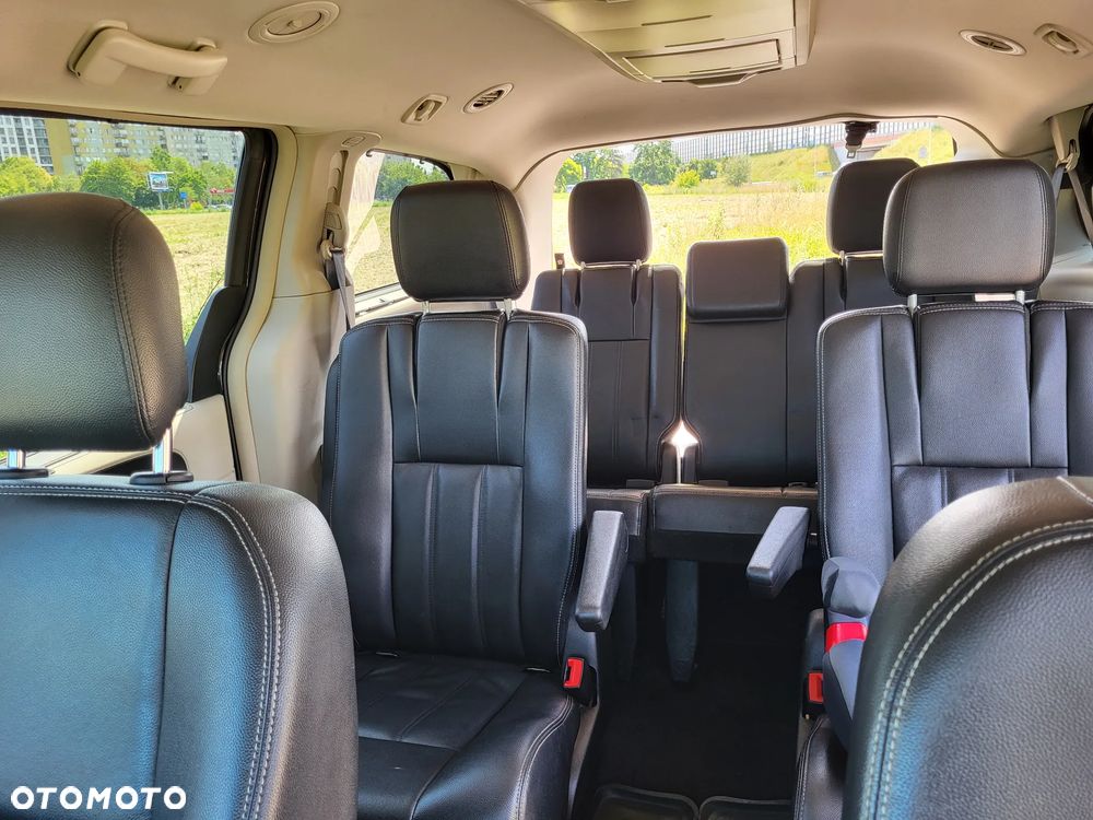 Chrysler Town & Country - 10