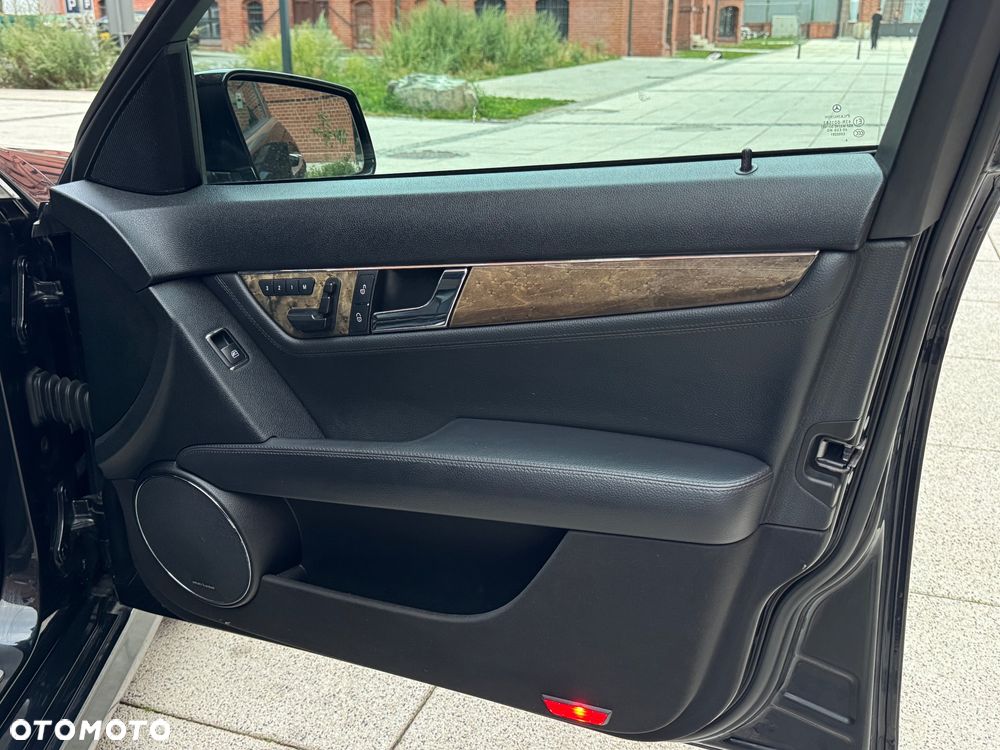 Mercedes-Benz Klasa C 320 CDI Avantgarde 4-Matic - 17