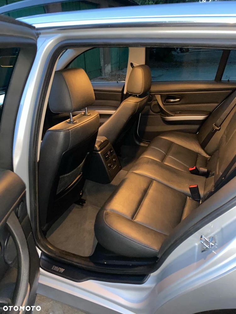 BMW Seria 3 325i - 25
