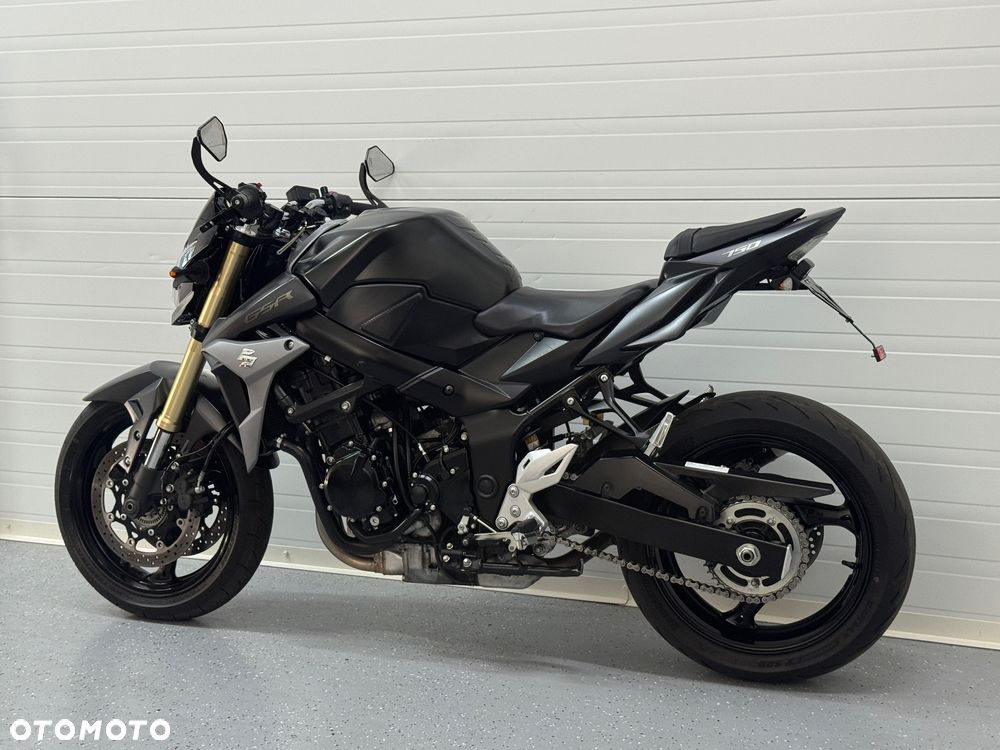 Suzuki GSR - 16