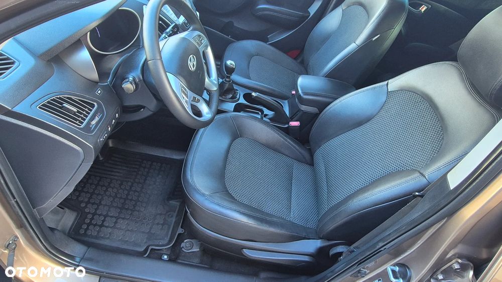 Hyundai ix35 1.7 CRDi 2WD blue Finale Gold - 18