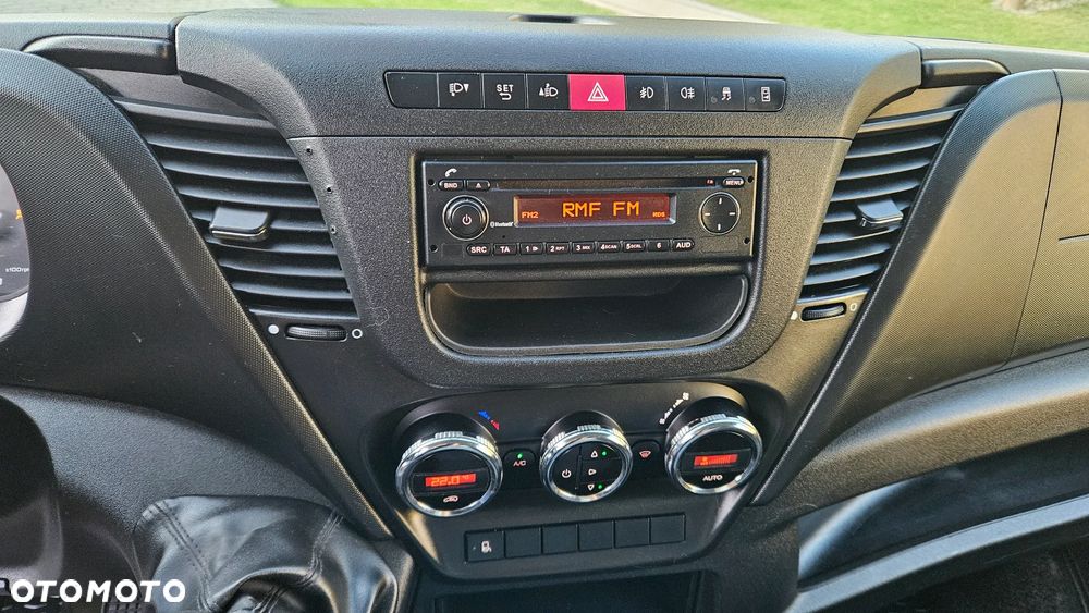 Iveco Daily 35S17 3,0D 170KM I Właściciel L2H2 Średniak Hak 3,5T Webasto Klima Fotel Bujany - 20
