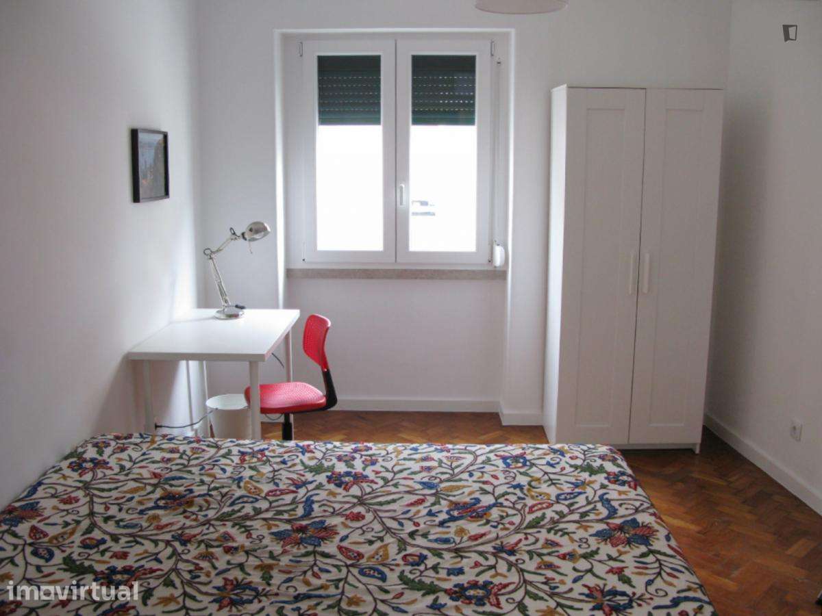 Quarto - localizado em Penha Lisbon - Grande imagem: 4/12