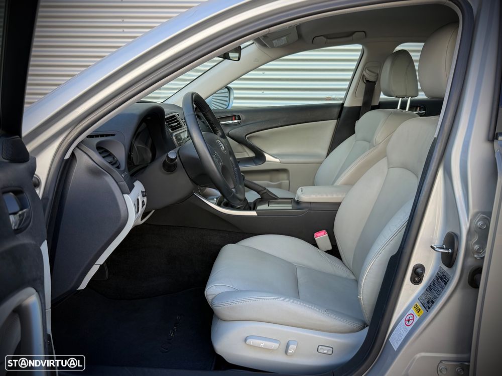 Lexus IS 220 d P.Luxury 4D - 8