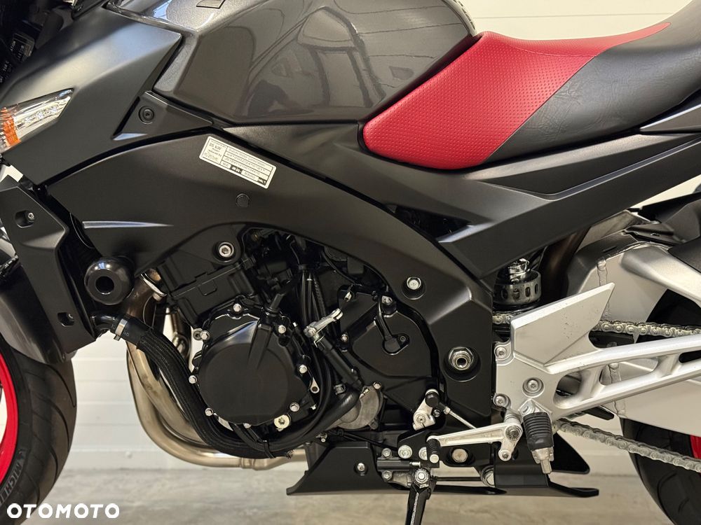 Suzuki GSR - 31