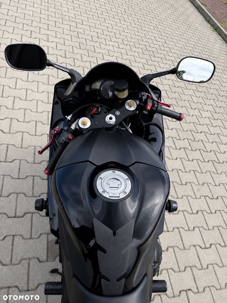 Yamaha R1 - 8