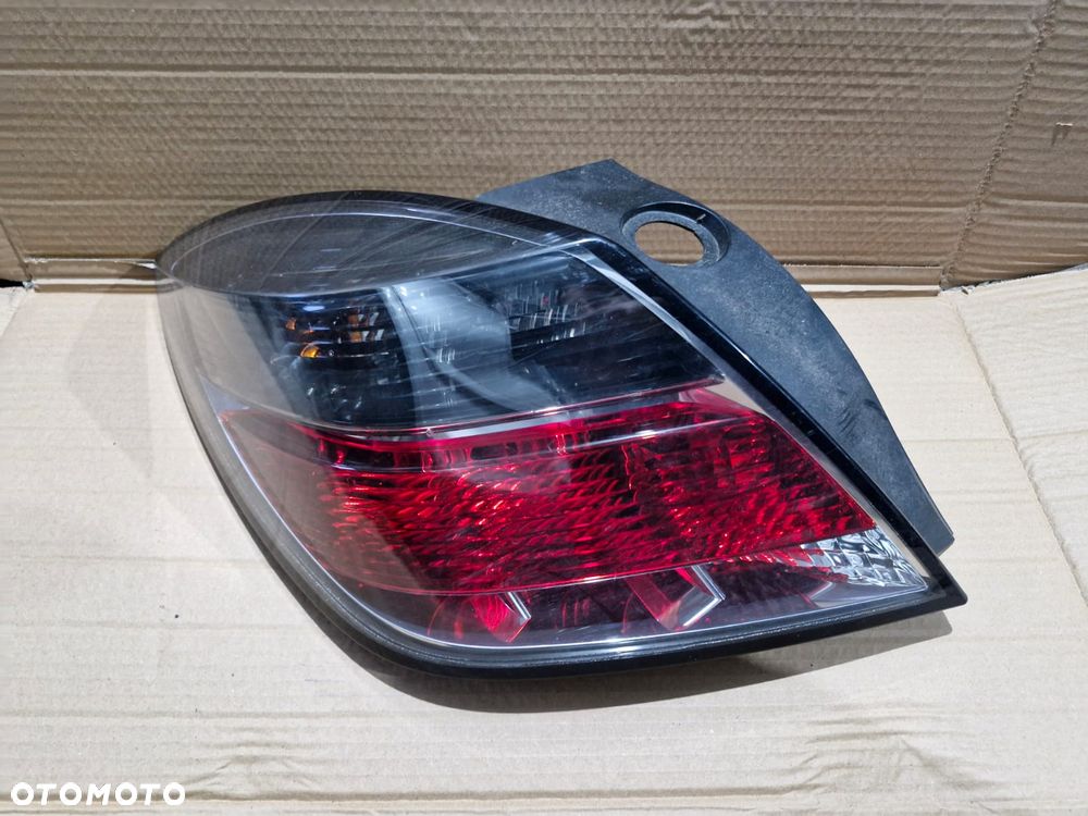 Lampa lewa tylna lewy tył Opel Astra H III GTC drzwi