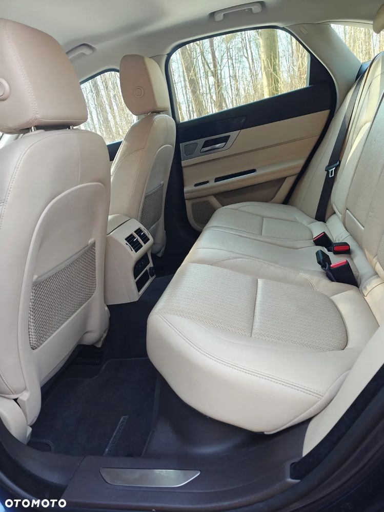 Jaguar XF 25t AWD Prestige - 16