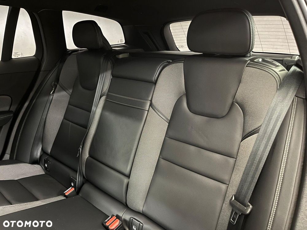Volvo V60 B4 B R-Design - 30