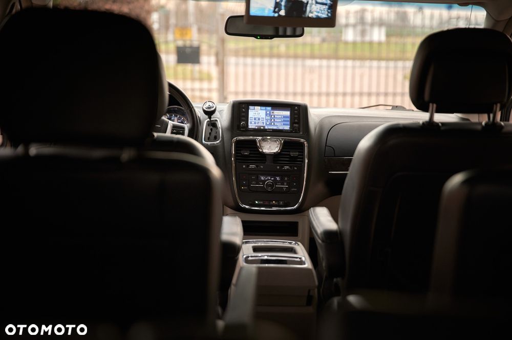 Chrysler Town & Country 3.6 Limited - 33