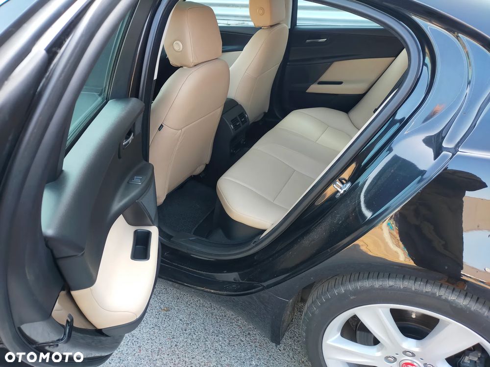 Jaguar XE 2.0 T Prestige - 8