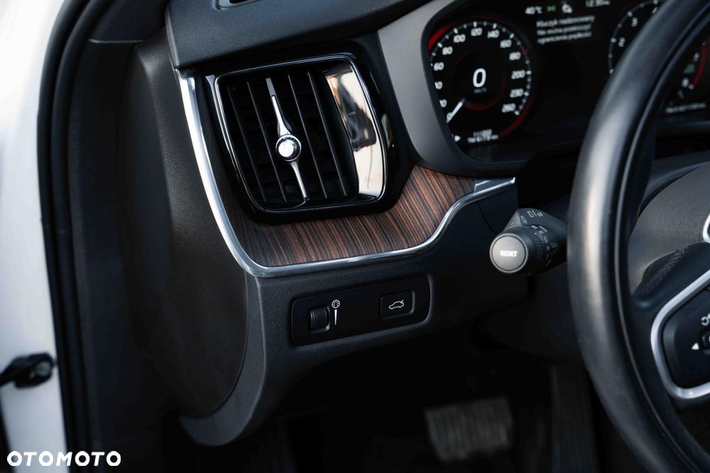 Volvo XC 60 T6 AWD Momentum - 28