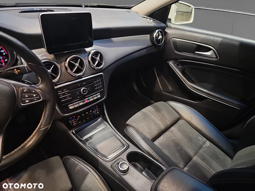 Mercedes-Benz GLA 200 7G-DCT Urban - 16
