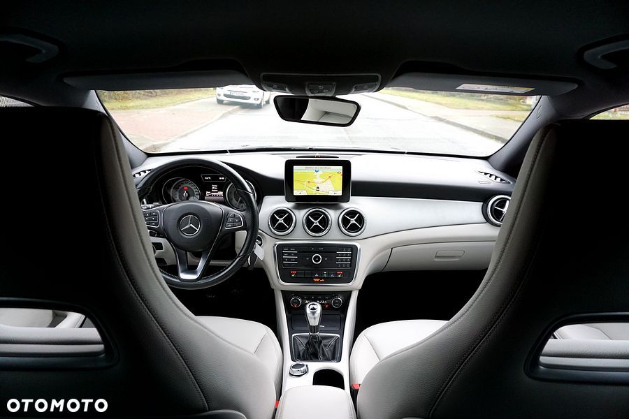 Mercedes-Benz CLA 180 Peak Edition - 30