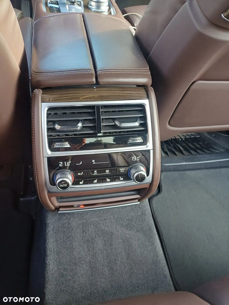 BMW Seria 7 750i xDrive - 11