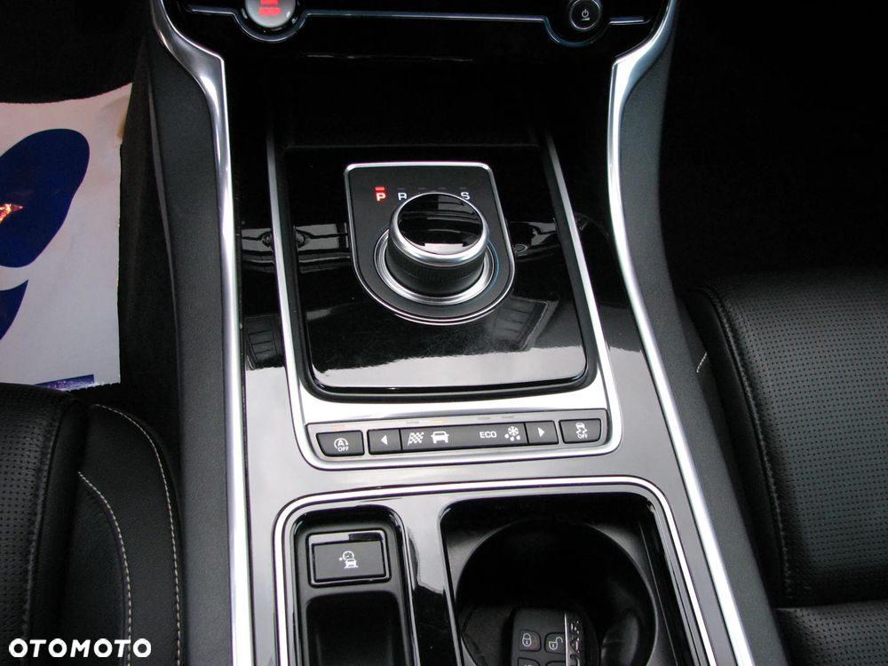 Jaguar XE D180 R-Dynamic S - 32