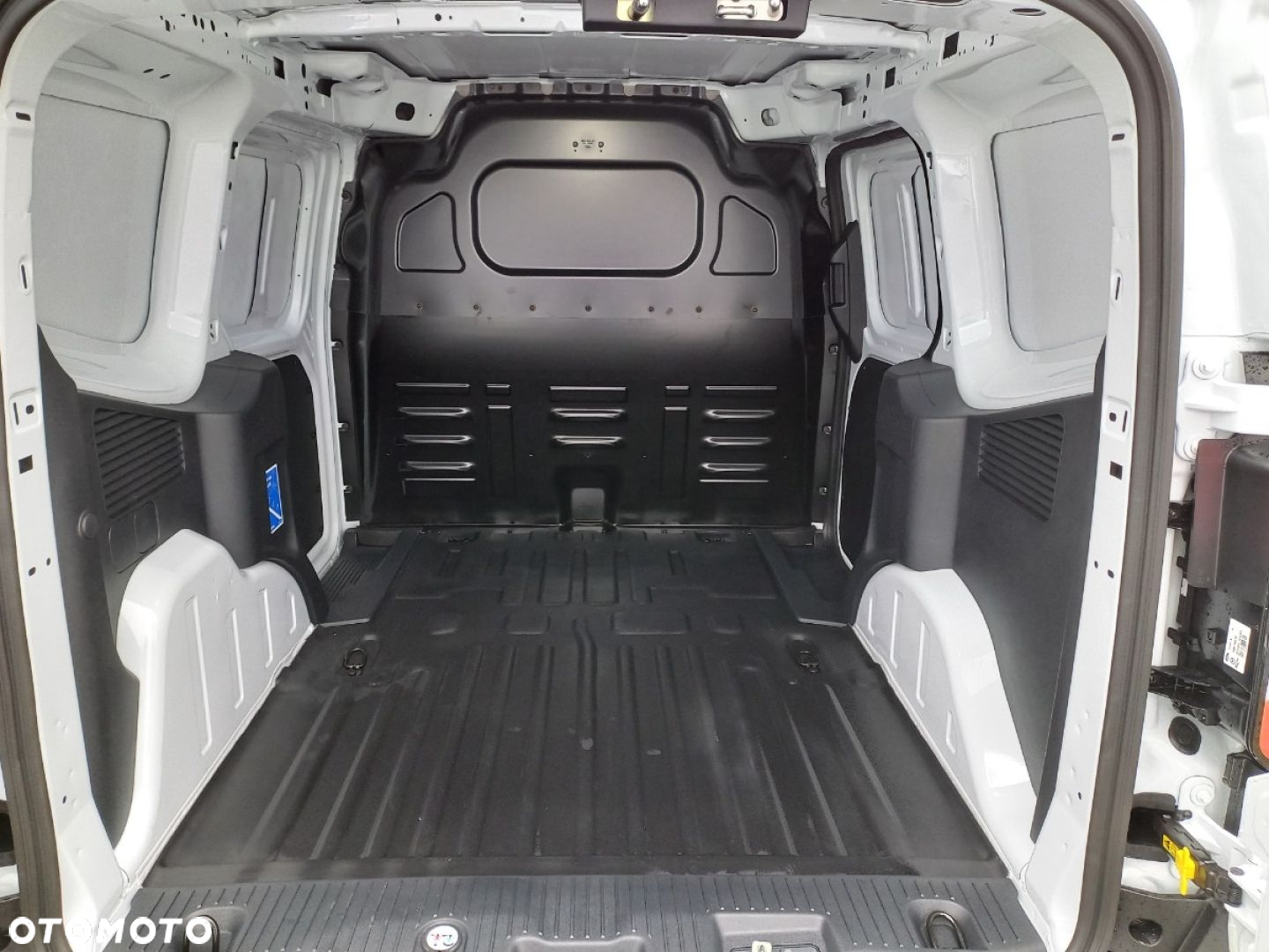 Ford Transit Courier - 11