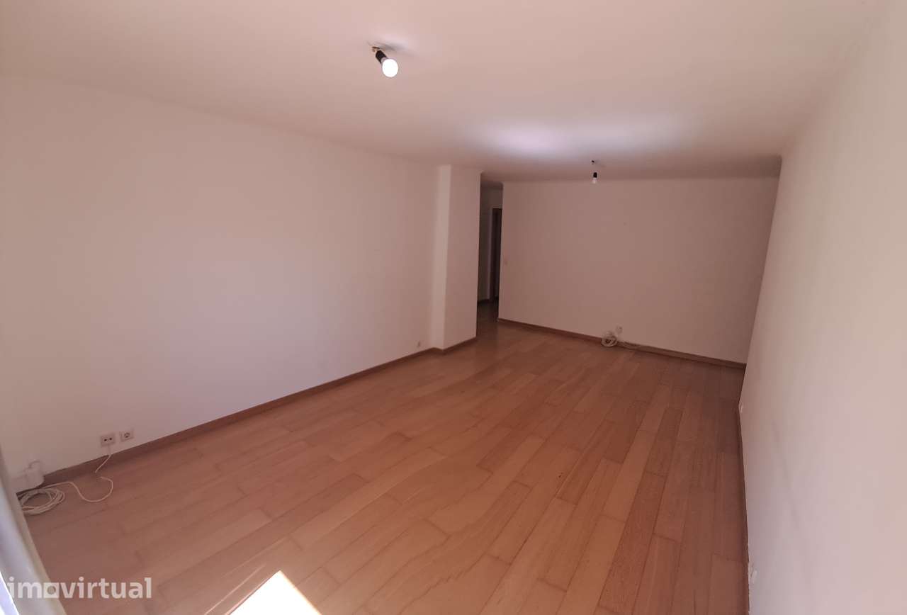 T2 Moderno c/ Varanda, Garagem, perto Metro. - Grande imagem: 2/22