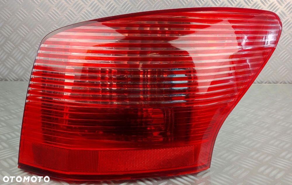 lampa prawy prawa tył tylna w błotnik PEUGEOT 407 KOMBI SW 2004-2008 EUROPA - 1