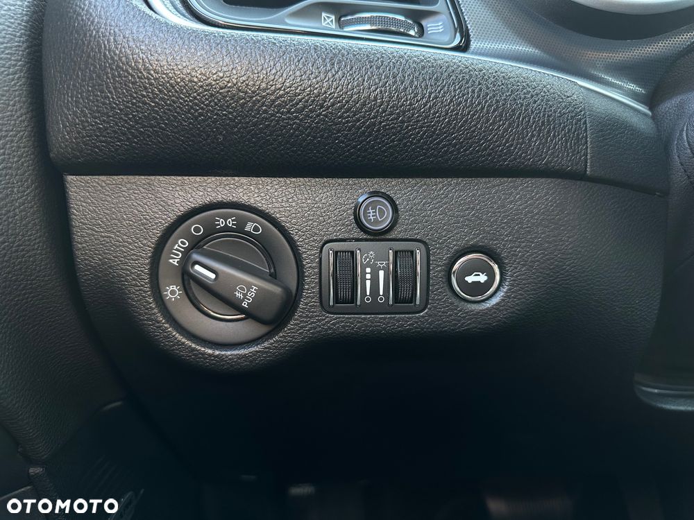 Dodge Challenger - 12