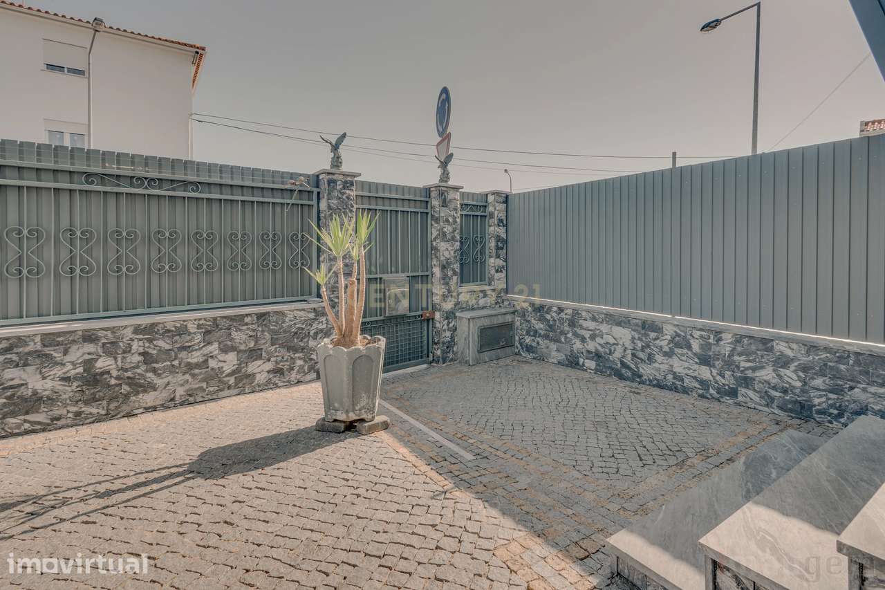 T2+2 Renovado com Sótão, Espaço Exterior e Garagem — Centro de Tires - Grande imagem: 3/26