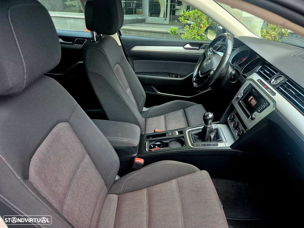 VW Passat Variant 1.6 TDI BlueMotion - 23