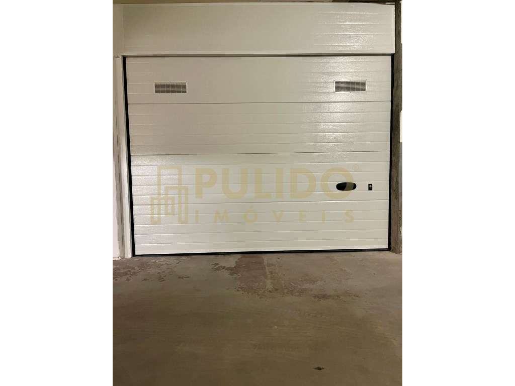 Garagem fechada, ampla e com fácil acesso (até 4 unidades disponíveis) - Grande imagem: 5/13