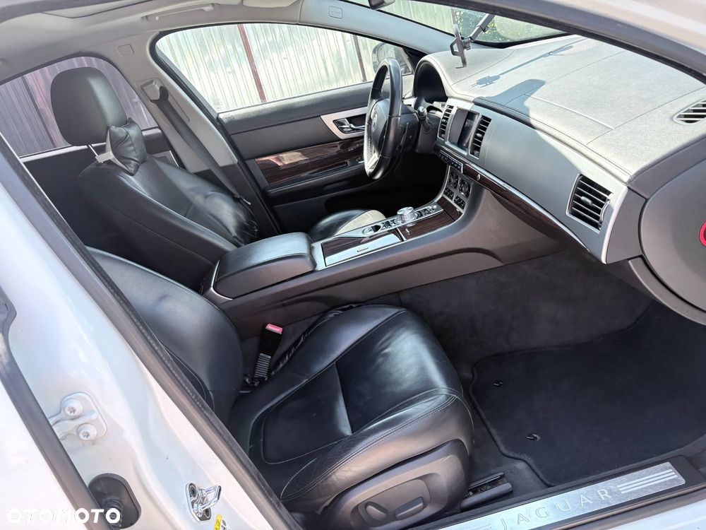 Jaguar XF 3.0 V6 D Premium Luxury - 11