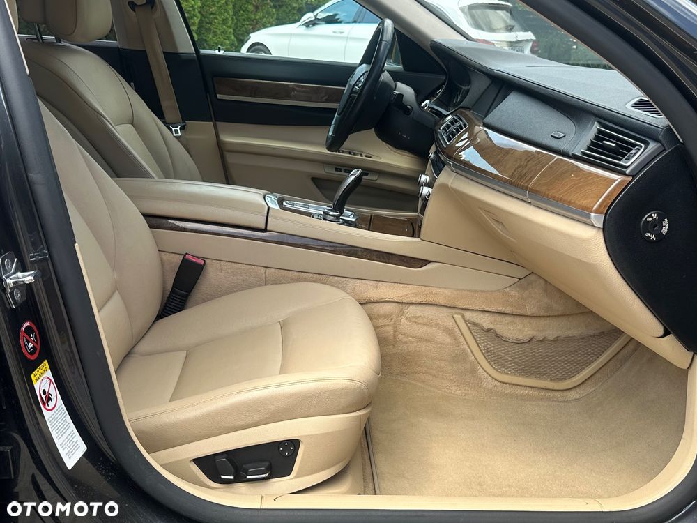 BMW Seria 7 740i - 27