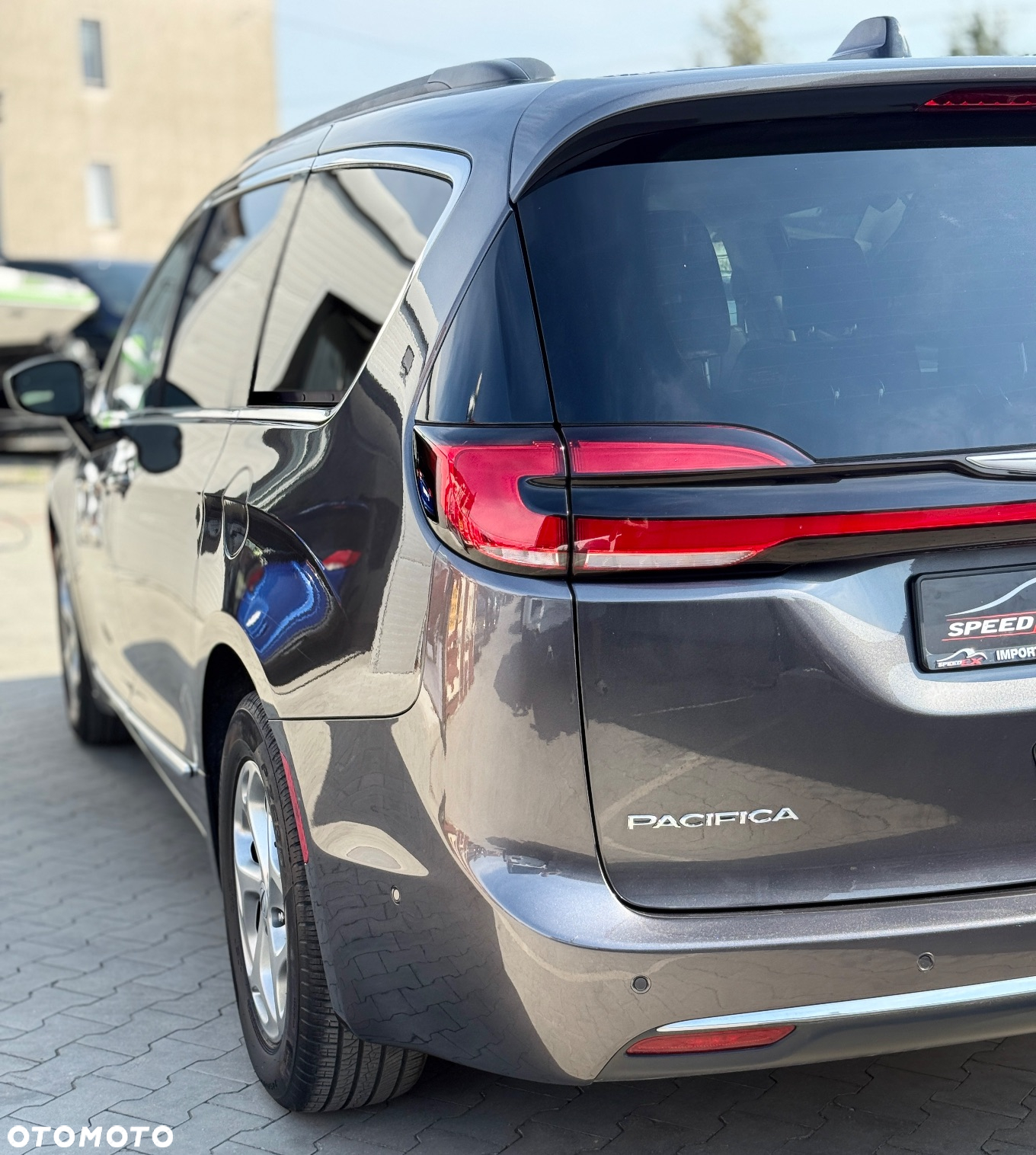 Chrysler Pacifica - 10