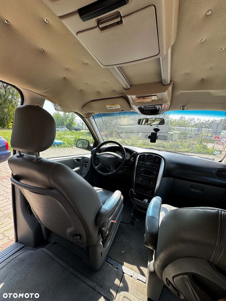 Chrysler Town & Country - 8