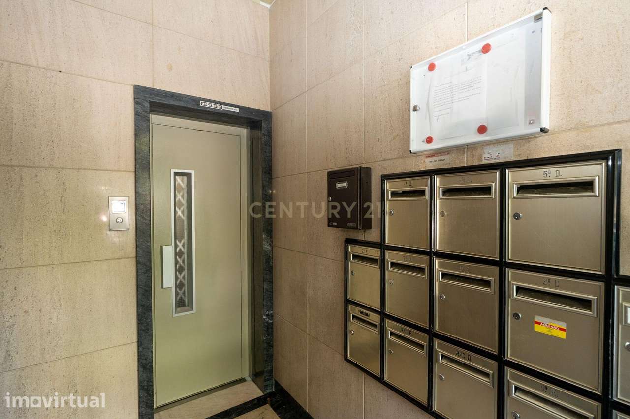 Apartamento de tipologia T2, com 2 varandas e arrecadação, localizado - Grande imagem: 5/40