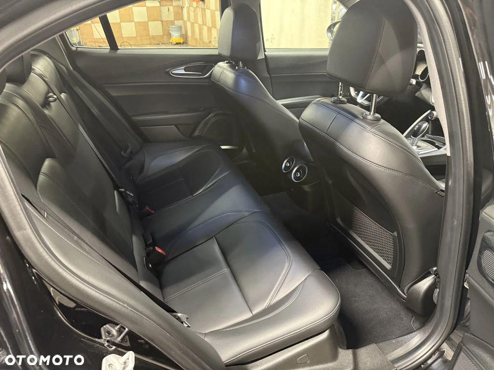 Alfa Romeo Giulia 2.0 Turbo Business - 13