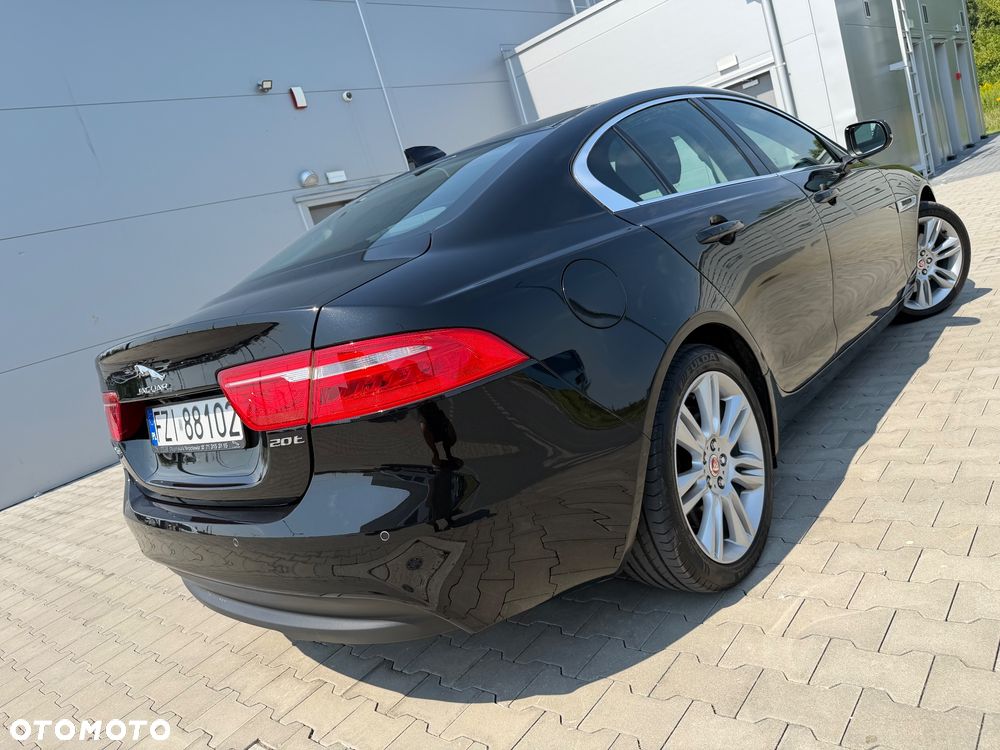 Jaguar XE 2.0 T Portfolio - 4