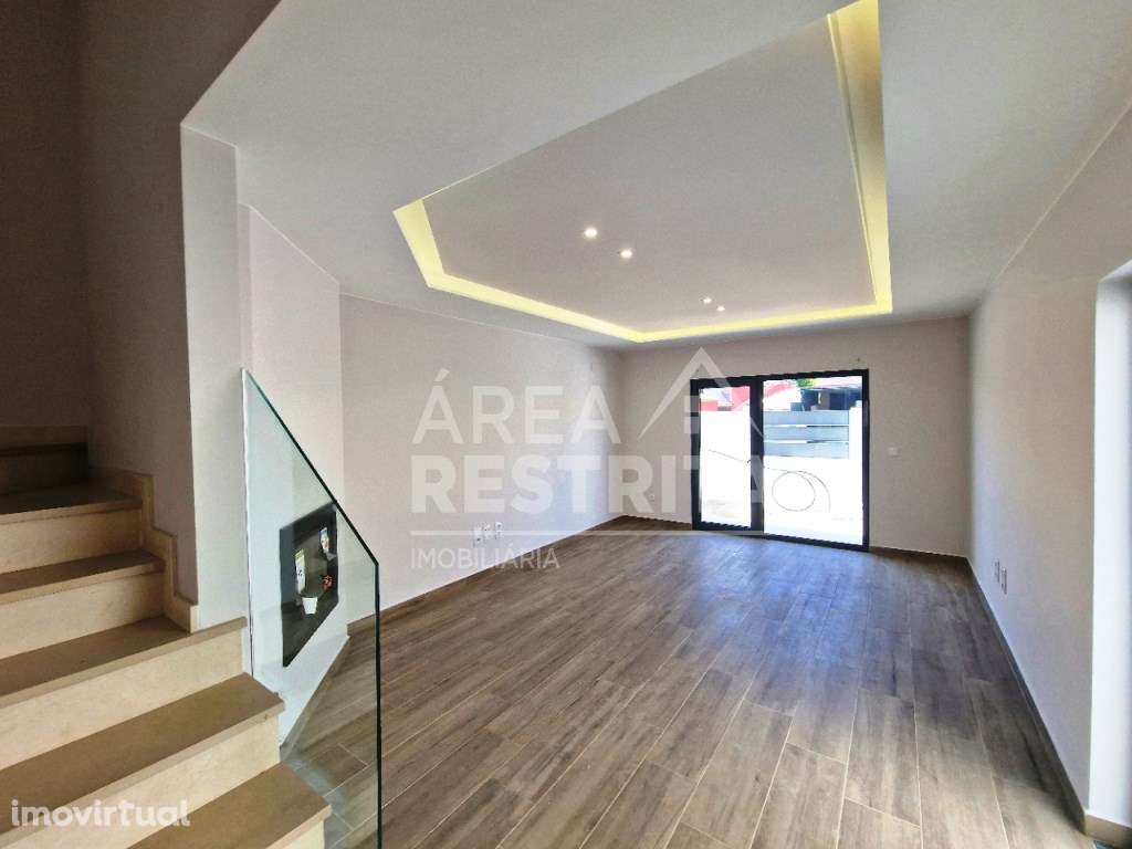 Moradia Geminada T3 c/Garagem e Terraço, na Quinta do Conde - Grande imagem: 2/21