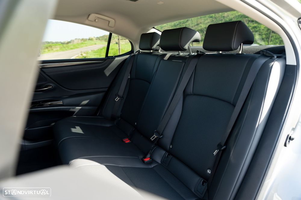 Lexus ES 300h Sport - 12