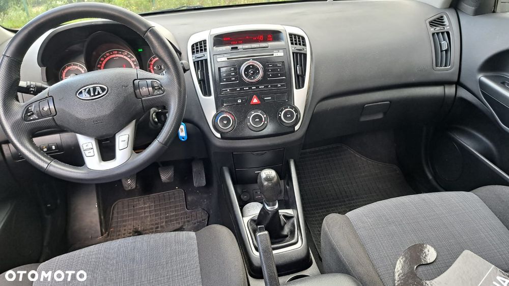 Kia Ceed - 11