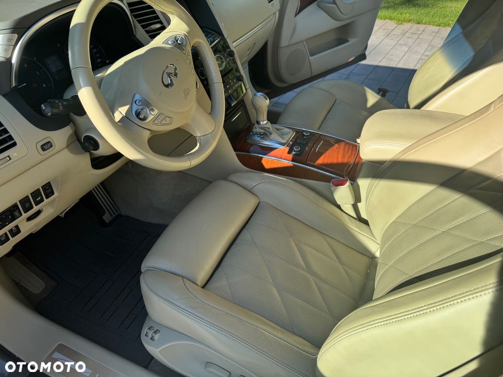 Infiniti QX70 - 32