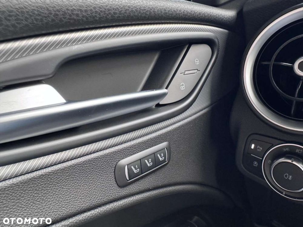 Alfa Romeo Stelvio - 13