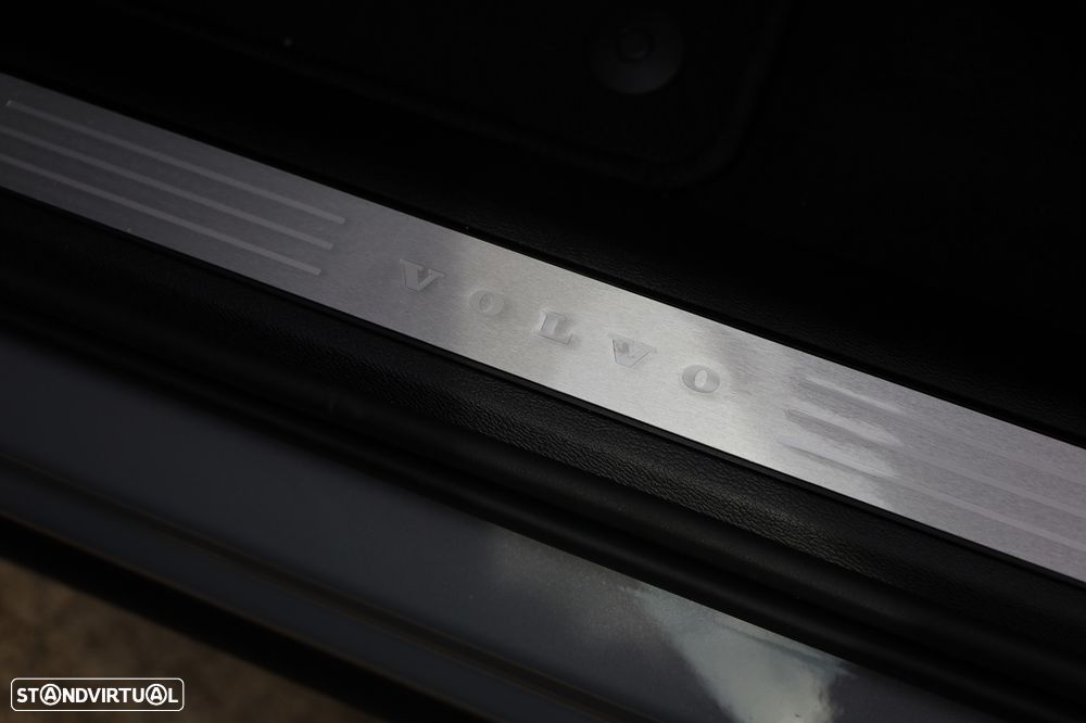 Volvo XC 60 2.0 T6 PHEV Plus Dark AWD - 41