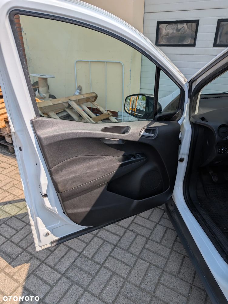 Ford Transit Courier - 23