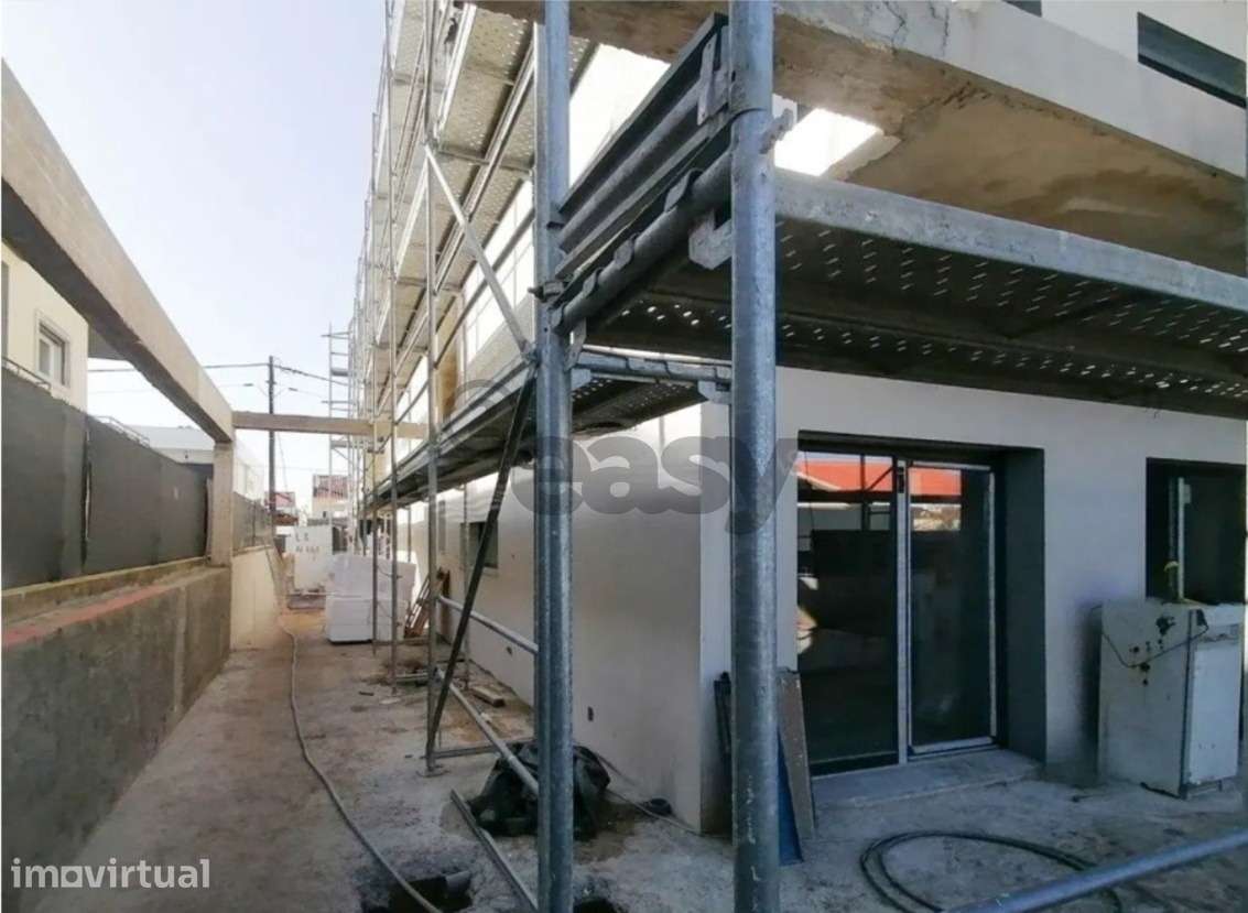 Moradia T4 geminada com piscina em Fernão Ferro - Grande imagem: 5/18