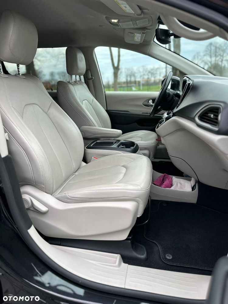 Chrysler Pacifica - 26